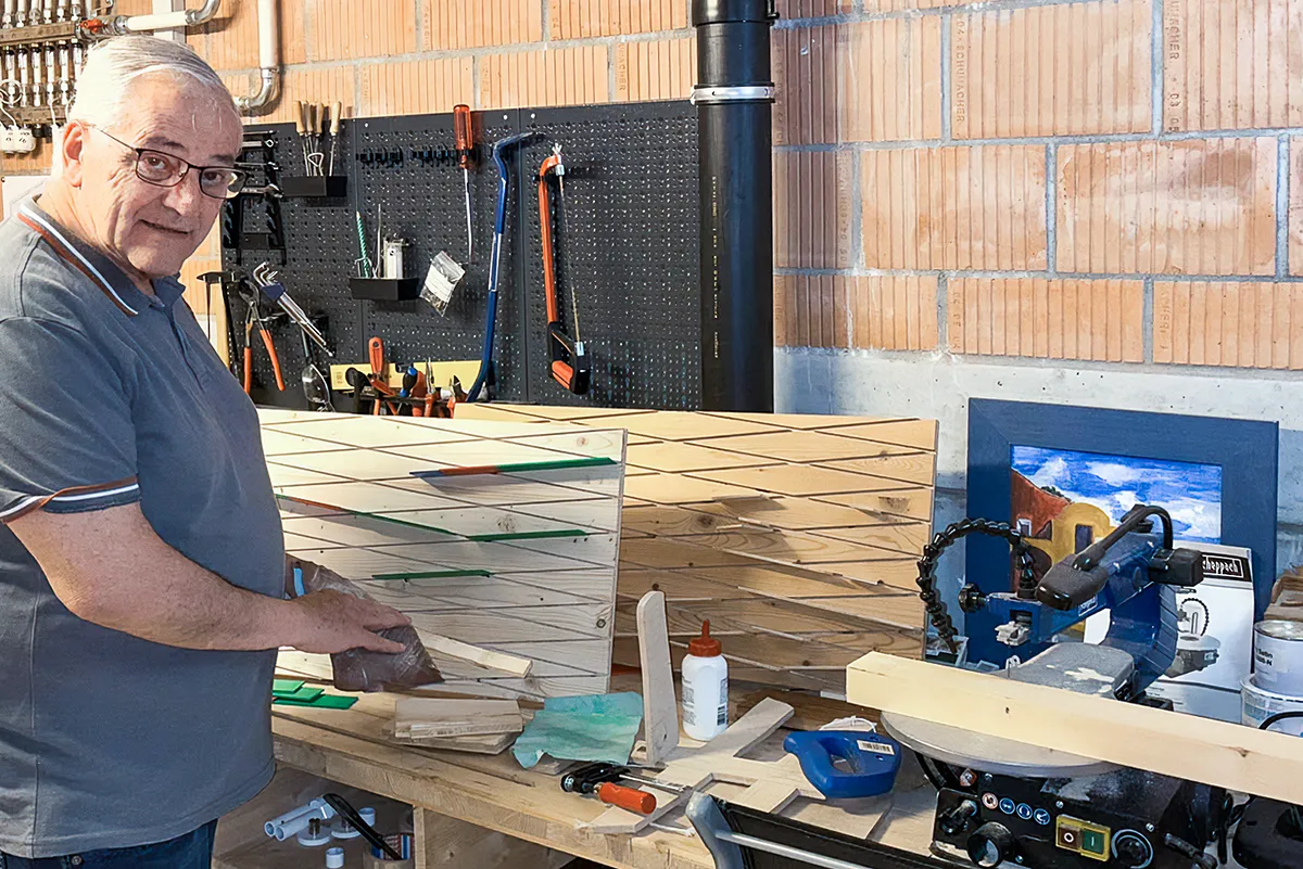 Rolf Rütter in his workshop with a prototype of the Diagonalis marble run